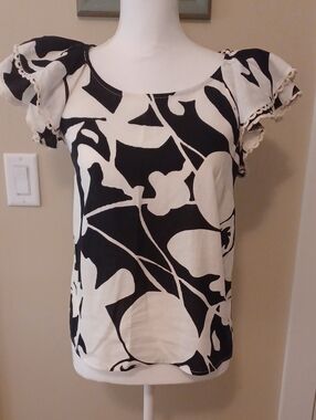 Christian Siriano Black & White Floral Flutter Sleeve Blouse